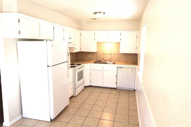 Building Photo - 304 Chalmette Dr