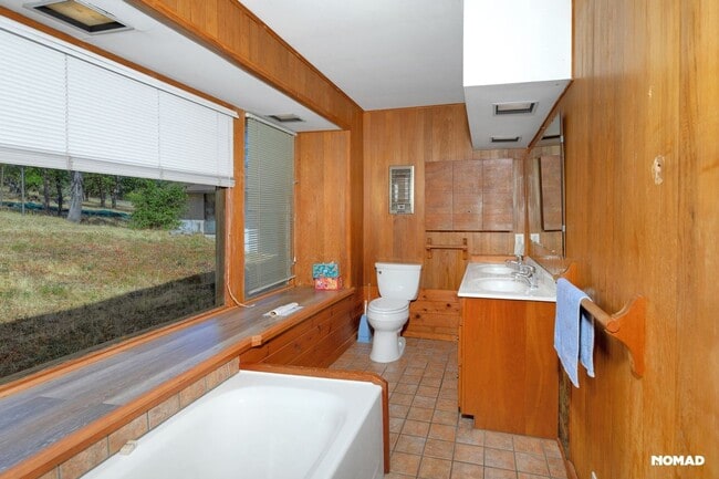 Building Photo - Soulful Mountain Sanctuary in Ashland - Av...