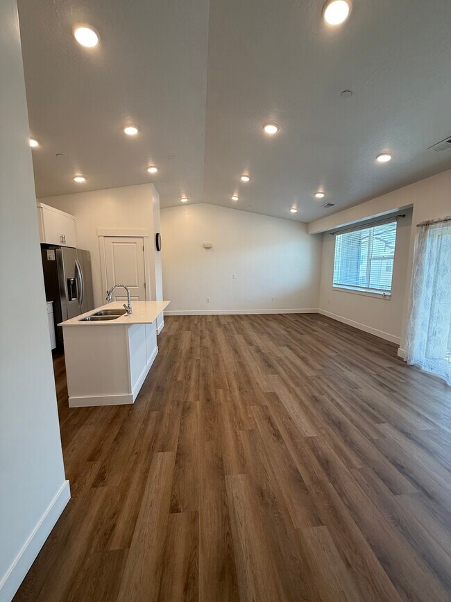 Building Photo - 471 W 15 S