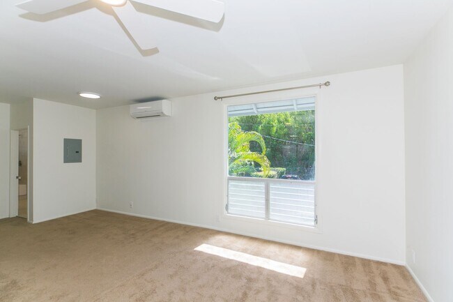 Building Photo - Kahala Avenue - renovated / upstairs 1 bedroom, 1 bath on Kahala Avenue less than 250 feet from b...