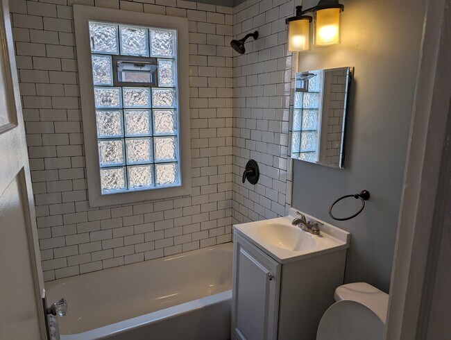 Building Photo - Renovated 3BR/1.5BA | 1,200 Sq Ft | Pet Fr...