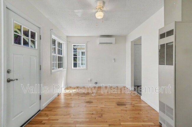 Building Photo - 522 19th St NE