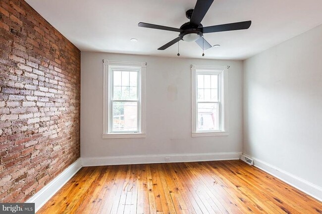 Building Photo - Charming 2 Bedroom Home with Modern Amenit...