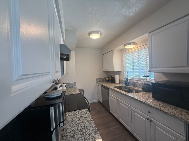 Building Photo - 3 bedrooms, 2-bathroom home with pool in Visalia, CA!