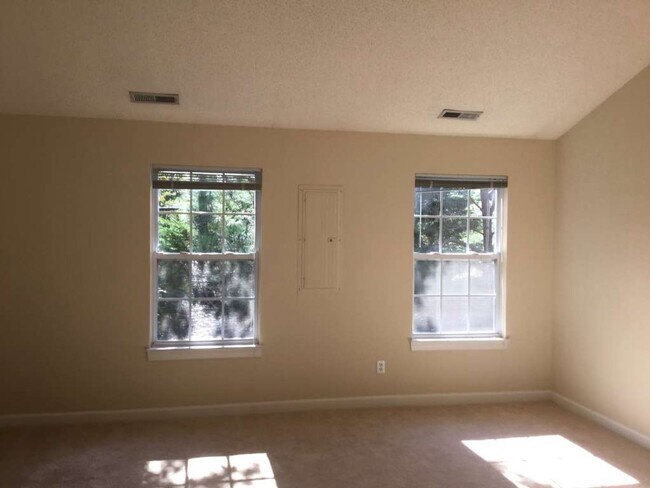 Building Photo - 2211 Venice Ct