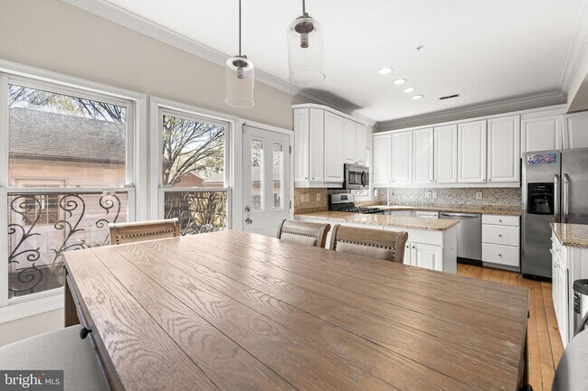 Building Photo - 211 W Hill St