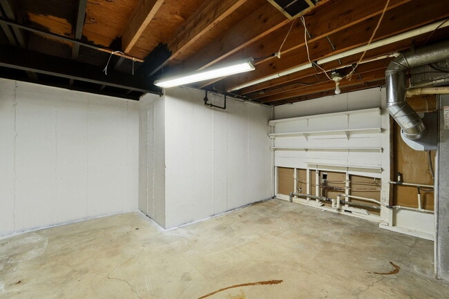Building Photo - 152 Crestwood Dr