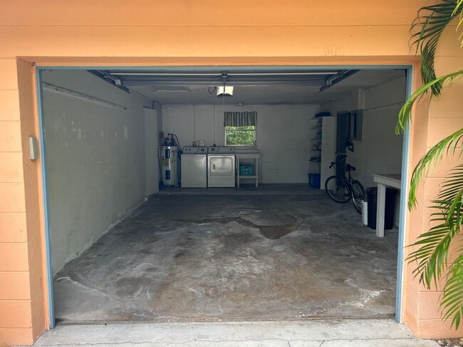 Building Photo - 2 Bedroom 2 Bath Single Family Home