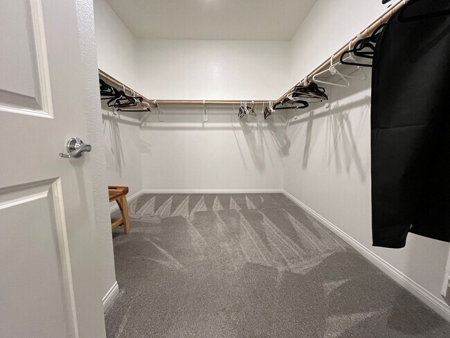 Building Photo - Lovely Single Story Home with Pool near Al...