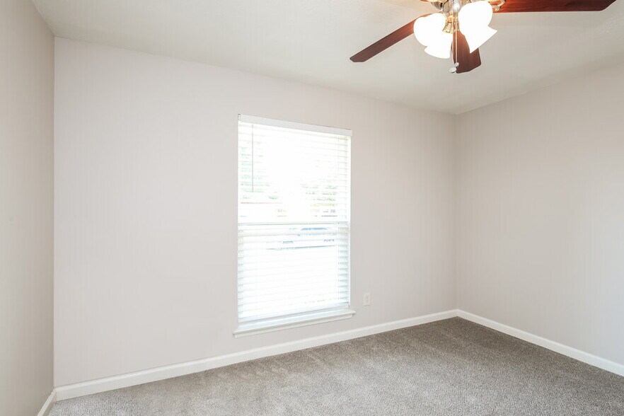 Building Photo - 5907 Willow Crest Dr