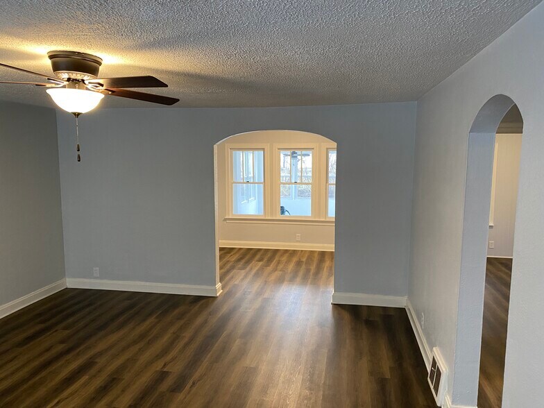 Main living room from front door. - 108 Laredo Ave
