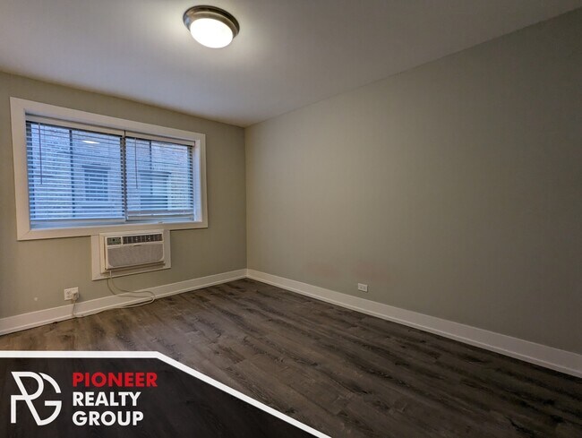 Building Photo - 530 W Surf St