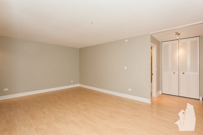 Building Photo - 426 W Barry Ave