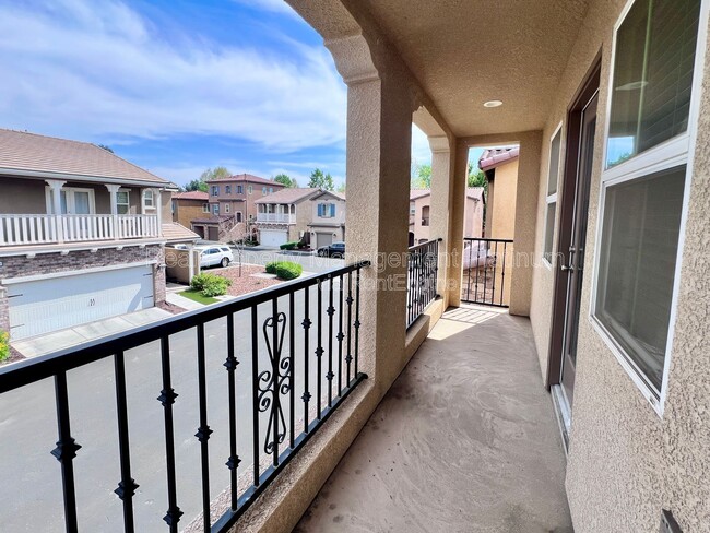 Building Photo - 2560 Daisy Dr