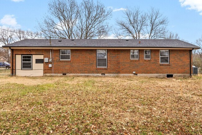 Building Photo - 3 Bedroom 1 1/2 Bath Home For Rent Near Madison Street!
