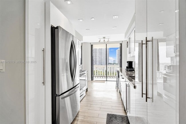 Building Photo - 3000 Island Blvd