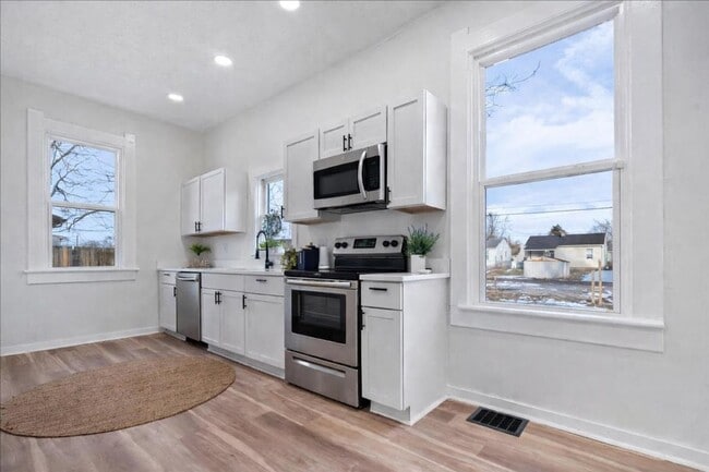 Building Photo - Spacious 4 Bedroom, 2 Bath Home with Detached 2-Car Garage!