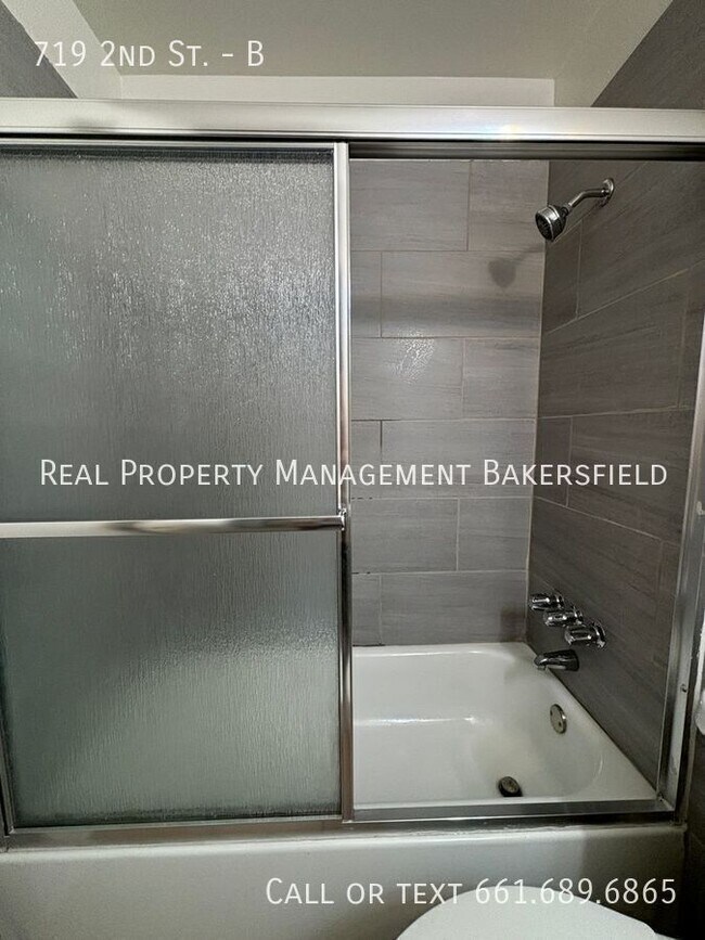 Building Photo - 719 2nd St