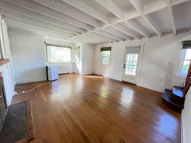 Building Photo - Two-Bedroom House