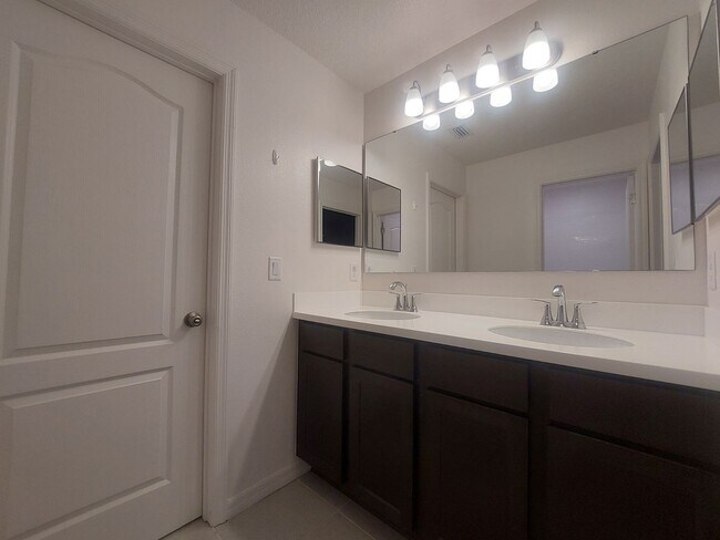 Building Photo - Beautiful 3 Bedroom 2 1/2 Bathroom House i...