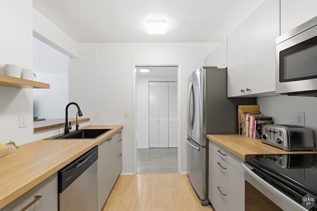 Building Photo - 5625 Green Valley Cir