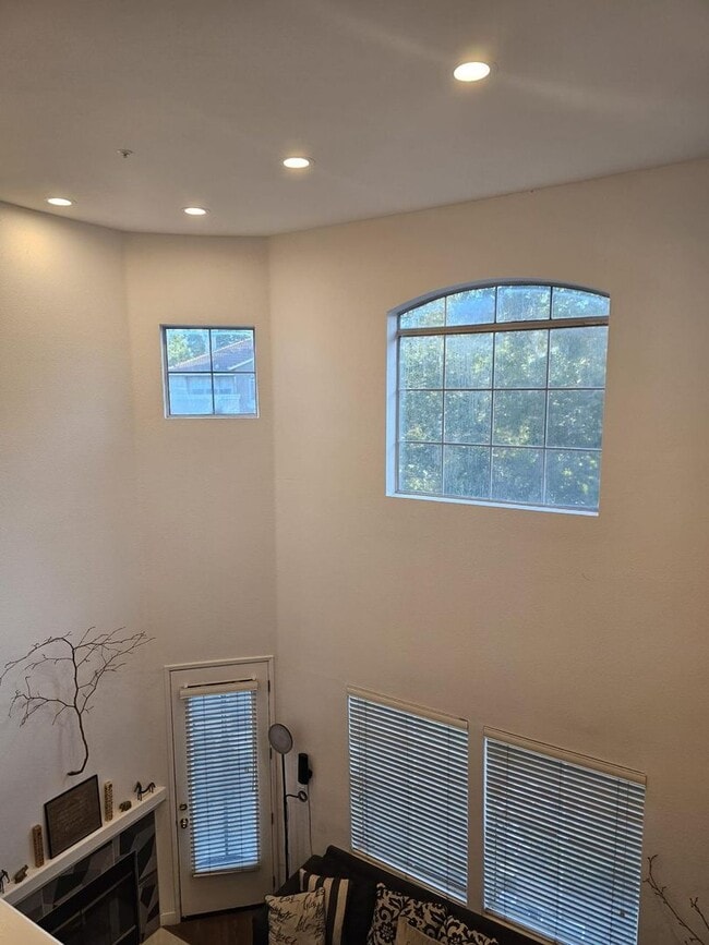 Building Photo - Modern 3BD/3BA Townhouse in Prime Union Ci...