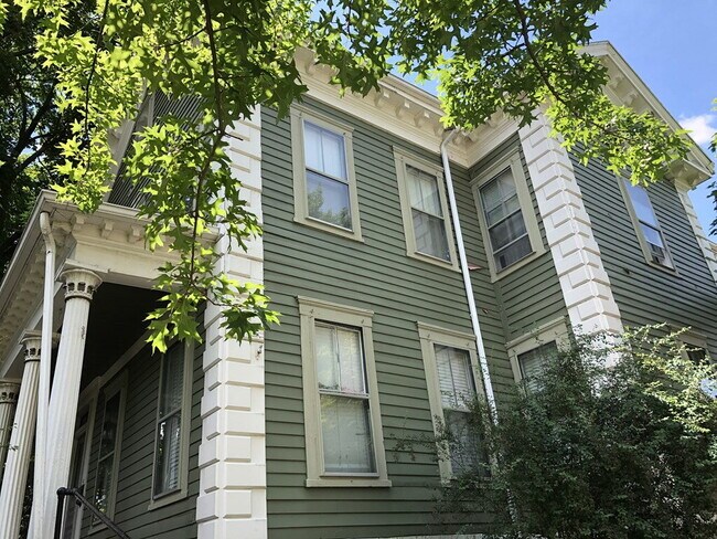 Building Photo - Beautiful 3 Bedroom 1 Bath Apartment in Crown Hill