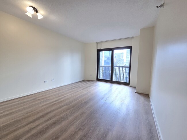 Building Photo - 400 N La Salle Dr