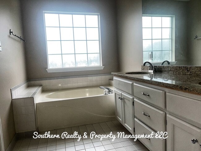 Building Photo - Fine Silver Living in Silver Pointe
