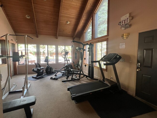 Building Photo - Updated Townhouse backed by National Forest