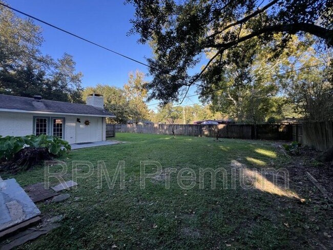 Building Photo - 3280 Crestaire Dr