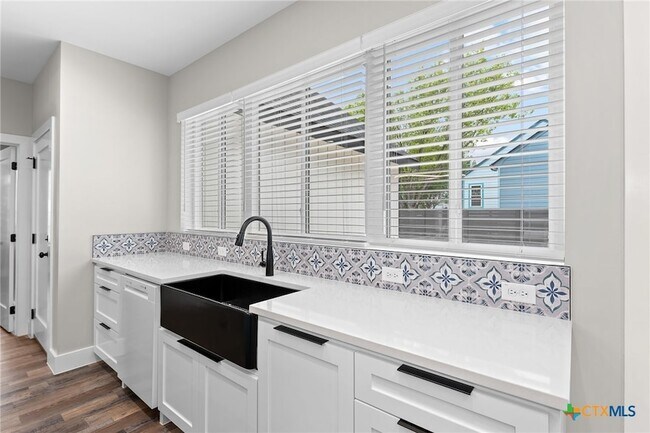 Building Photo - 2204 Magnolia Dr