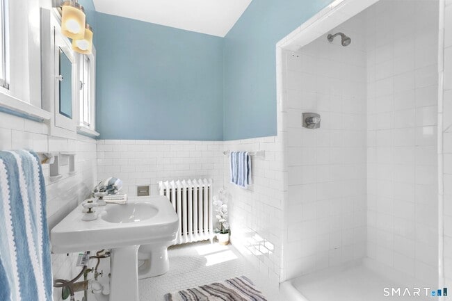 Building Photo - 1872 Bedford St