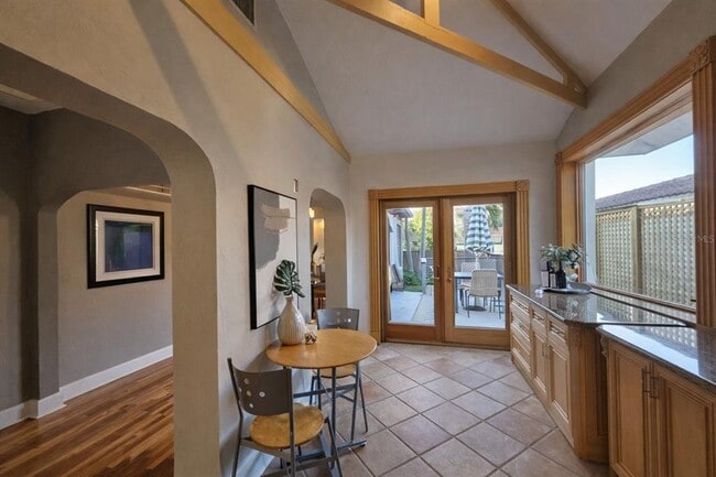 Building Photo - 205 25th Ave NE