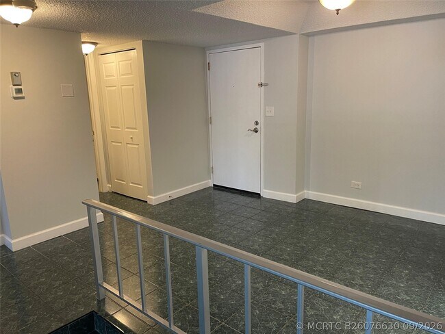 Building Photo - 3740 Inverrary Dr