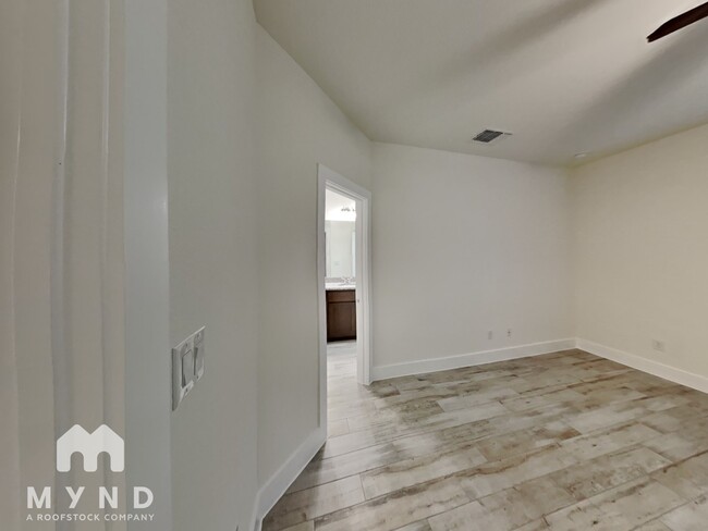 Building Photo - 407 Parkline Dr