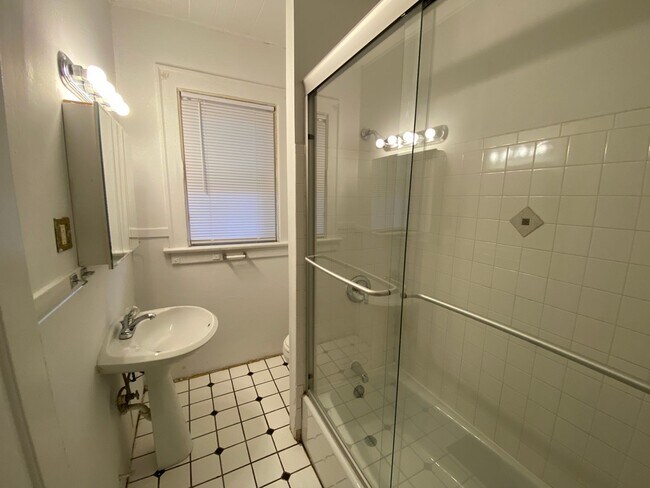 Building Photo - 1827-1829 Summit St