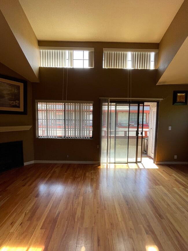 Building Photo - 15946 Vanowen St