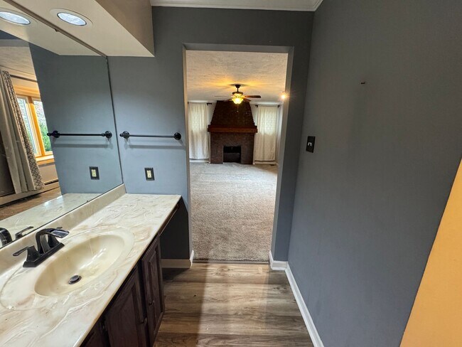 Building Photo - Spacious Private Oasis - 3 Bedroom 2 Bathr...