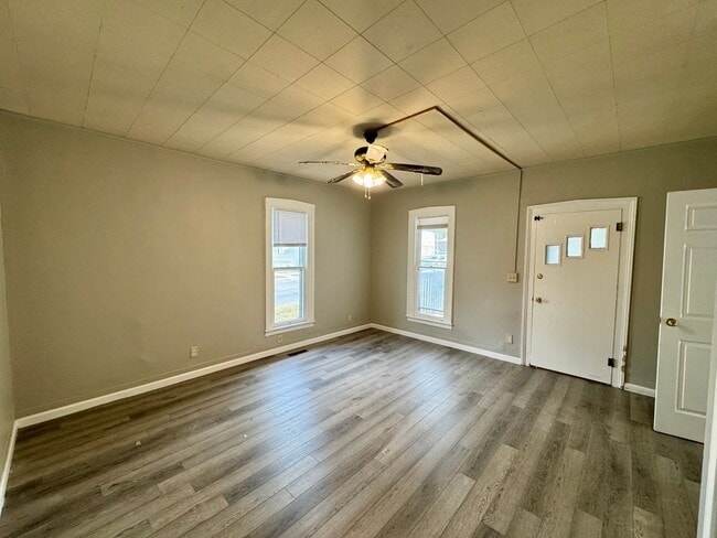 Building Photo - short term lease available