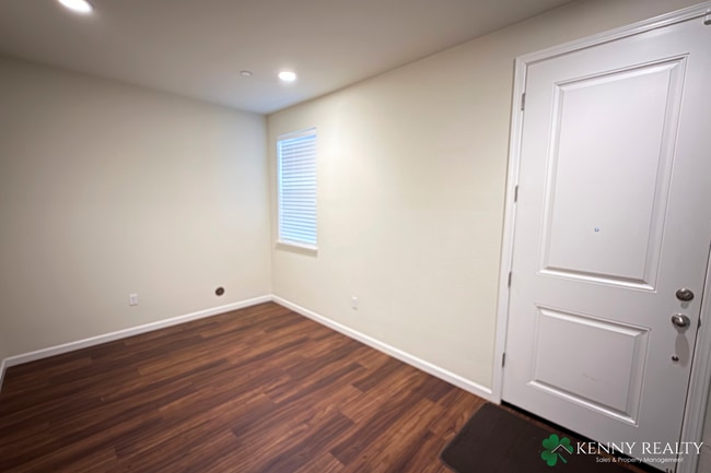 Building Photo - Spacious 2 Bedroom, 2.5 Bathroom Condo wit...