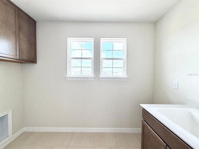 Building Photo - 6985 Oak Commons Way