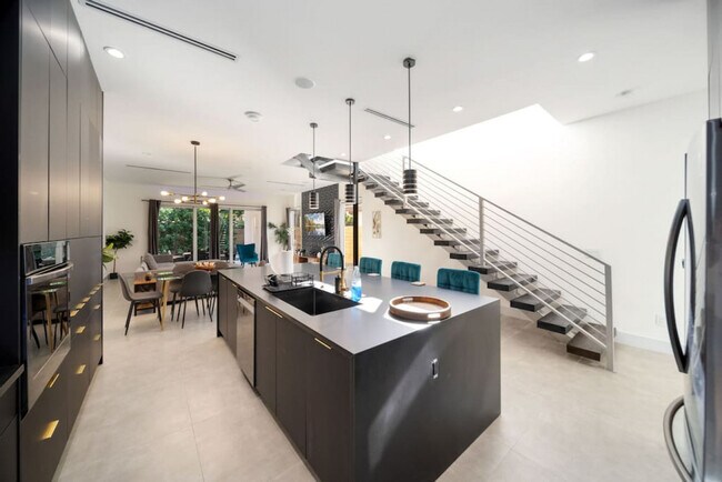 Building Photo - 1621 NE 4th Pl