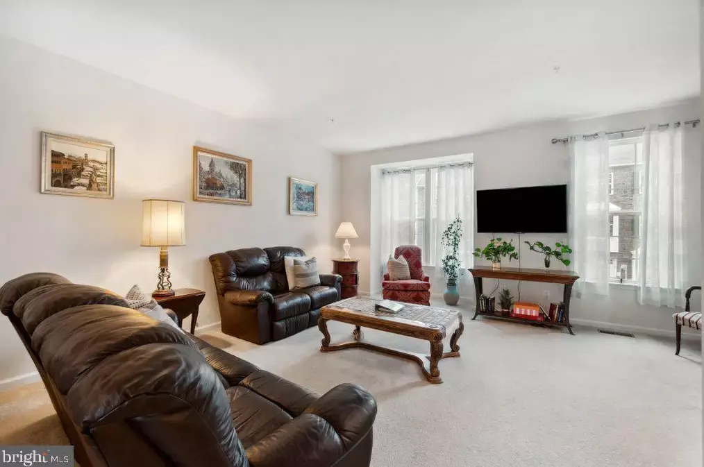 Living - 1280 Rannoch Ln