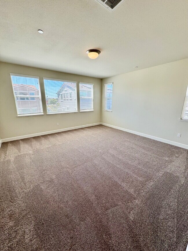 Building Photo - Freshly Painted 4 Bedroom Home with 3-Car Garage in Brentwood
