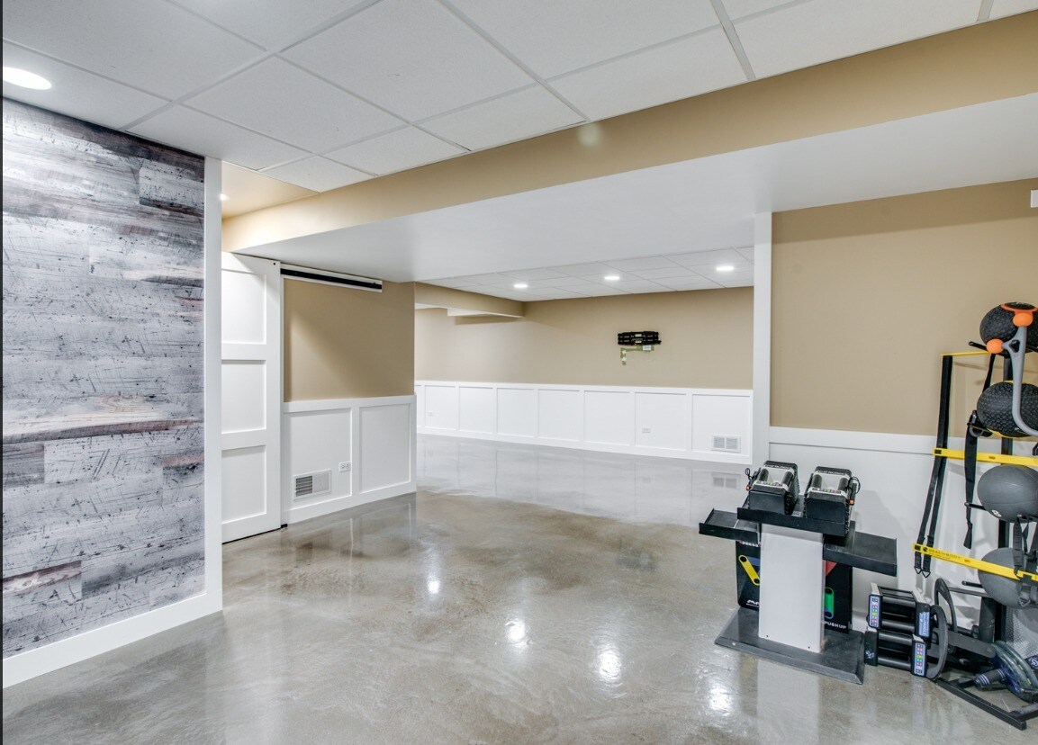Building Photo - 2758 Hillsboro Blvd