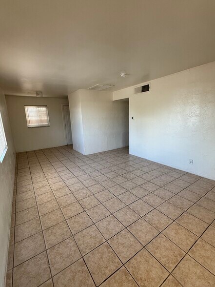 Building Photo - 530 E Linden St