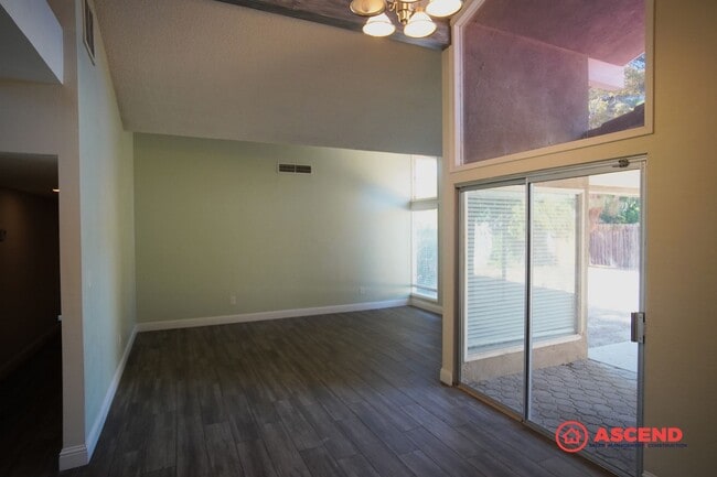 Building Photo - Phenomenal Home Located In Gated Community!