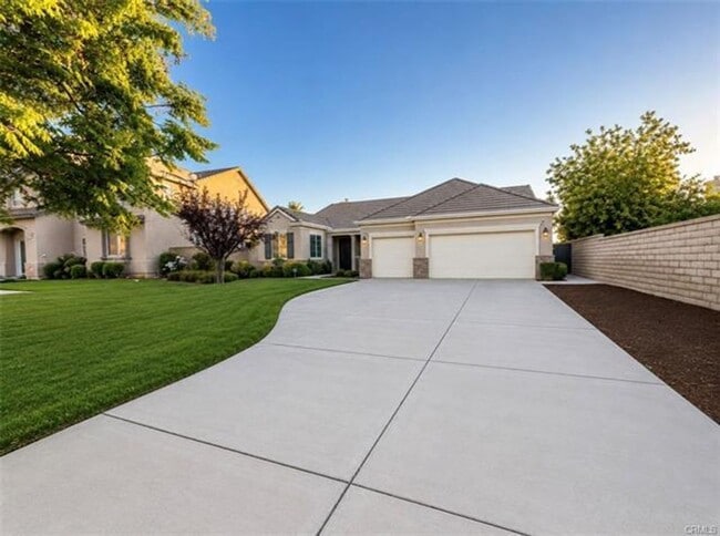 Building Photo - Spacious Single Story Home