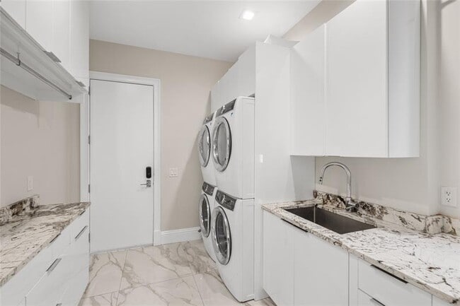 Building Photo - 2307 N Riverside Dr